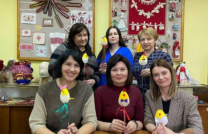 Сотрудники Регионального модельного центра дополнительного образования детей Брянской области приняли участие в мастер-классе, проведённом в творческой мастерской Детской фольклорной школы «Калинушка»
