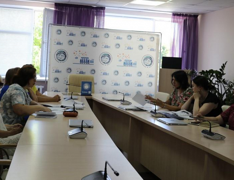 Круглый стол в рамках которого представители учреждений дополнительного образования детей города Брянска обсудили вопросы внедрения методических рекомендаций «Шаблон дополнительных общеобразовательных общеразвивающих программ»