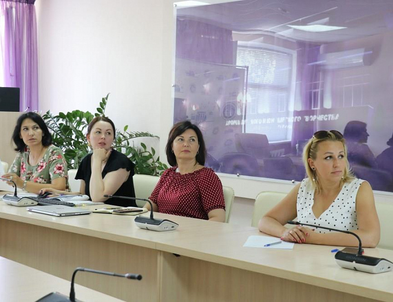 Круглый стол в рамках которого представители учреждений дополнительного образования детей города Брянска обсудили вопросы внедрения методических рекомендаций «Шаблон дополнительных общеобразовательных общеразвивающих программ»