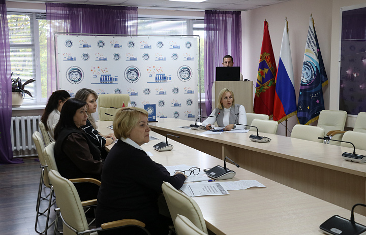 Векторы развития: в Брянской области обсудили приоритетные направления деятельности муниципальных опорных центров в 2026-2027 учебном году.