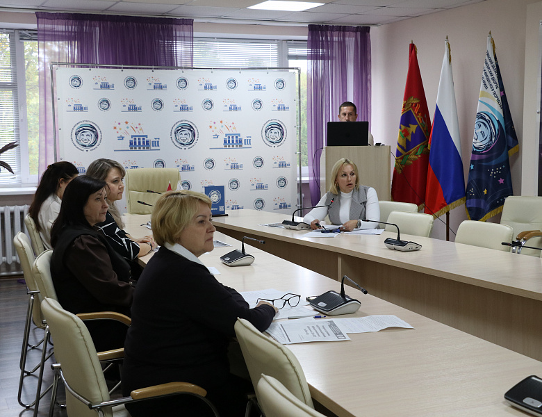 Векторы развития: в Брянской области обсудили приоритетные направления деятельности муниципальных опорных центров в 2026-2027 учебном году.