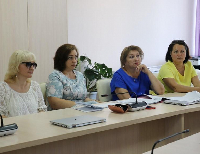 Круглый стол в рамках которого представители учреждений дополнительного образования детей города Брянска обсудили вопросы внедрения методических рекомендаций «Шаблон дополнительных общеобразовательных общеразвивающих программ»